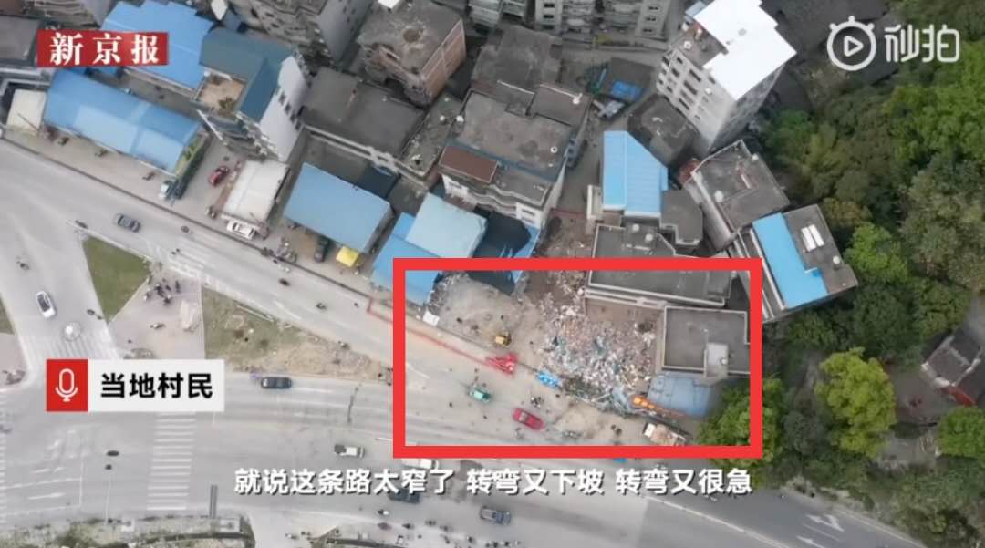 村民稱(chēng)事發(fā)路段太窄。新京報(bào)我們視頻截圖